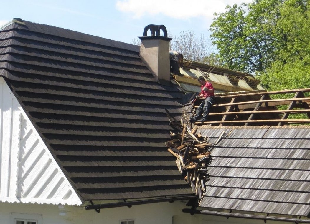 Read more about the article Why is DIY Roofing Risky?