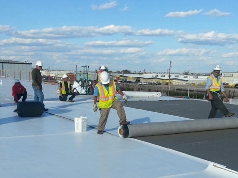 Read more about the article 5 Reasons to Work with a Qualified Commercial Roofing Contractor