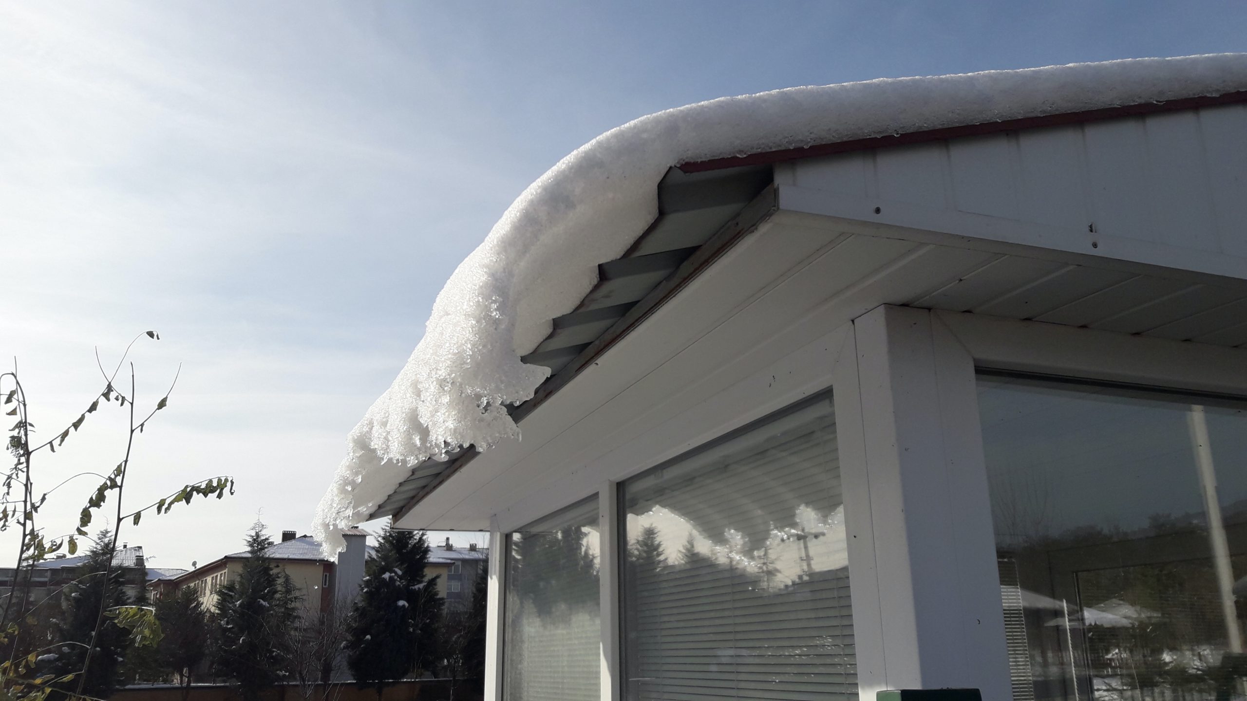 Read more about the article 3 Ways Ice and Snow Can Impact Your Roof